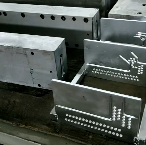 拉擠模具出口冒煙冒料咋回事？